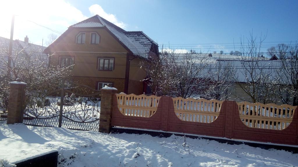 Sadyba Gostynniy Dvir Hotel Izki Bagian luar foto